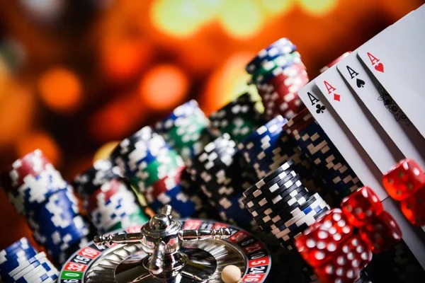 Antarmuka permainan Casino Hold'em di platform dana189 dengan kartu-kartu yang ditampilkan di meja dealer langsung